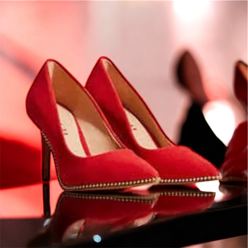 Coach Waverly Heels
Brand New Never Worn
Size 5
Red color